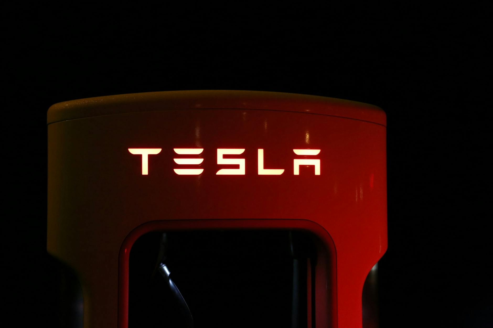 Class Action Claims Tesla Autopilot Deceived Buyers About Level of Self-Driving Capability - Featured image
