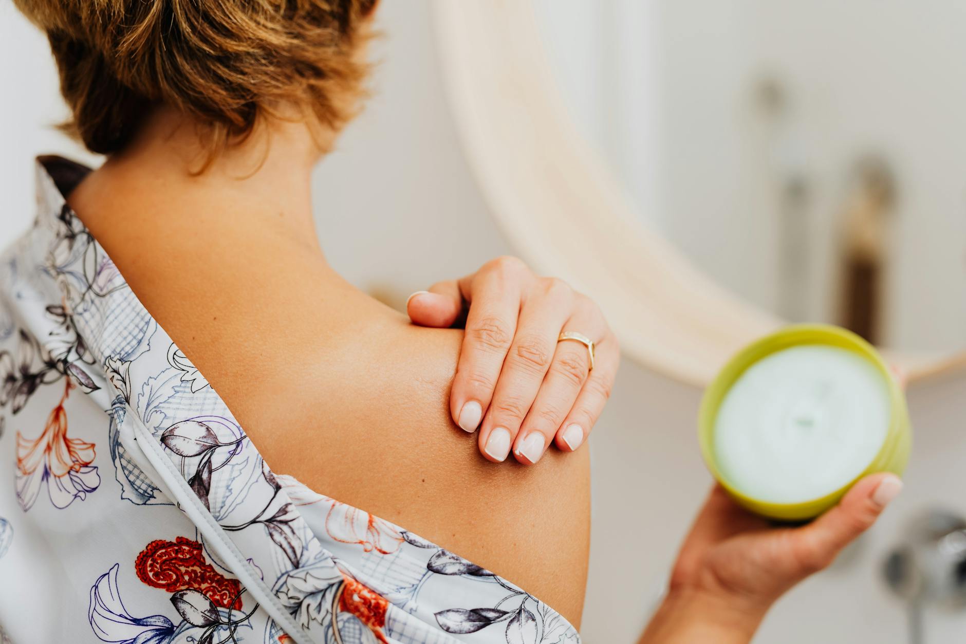 Class Action Targets Aveeno for "Natural" Label on Products Containing Synthetic Ingredients - Featured image