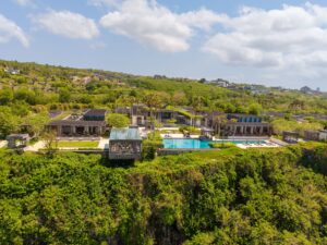 Luxury accommodation platform faces major lawsuit over surprise charges at checkout - Featured image