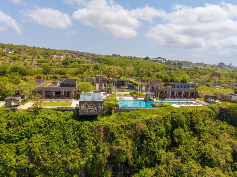 Luxury accommodation platform faces major lawsuit over surprise charges at checkout - Featured image