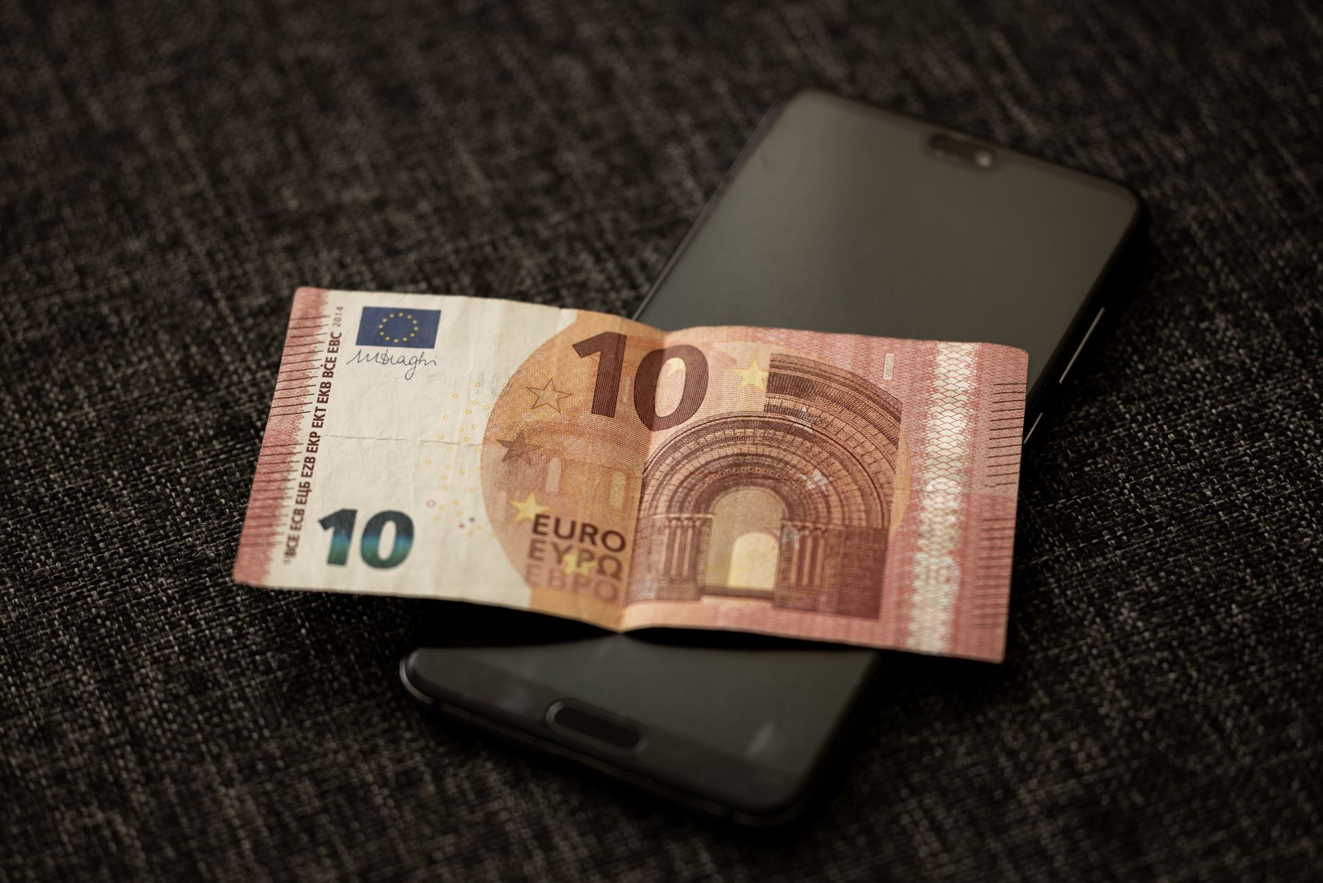 Cash advance app on a smartphone, illustrating the Klover cash advance lawsuit