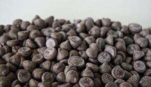 Dark chocolate chips, illustrating the Trader Joe's No Sugar Added chocolate chips allulose lawsuit